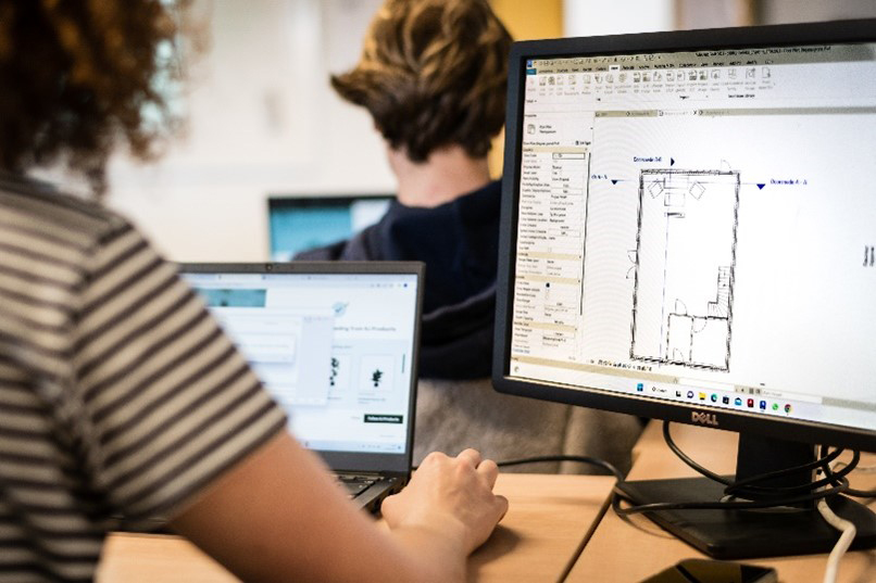 Leerlingen bouw- en houtwetenschappen aan het werk met bouwsoftware