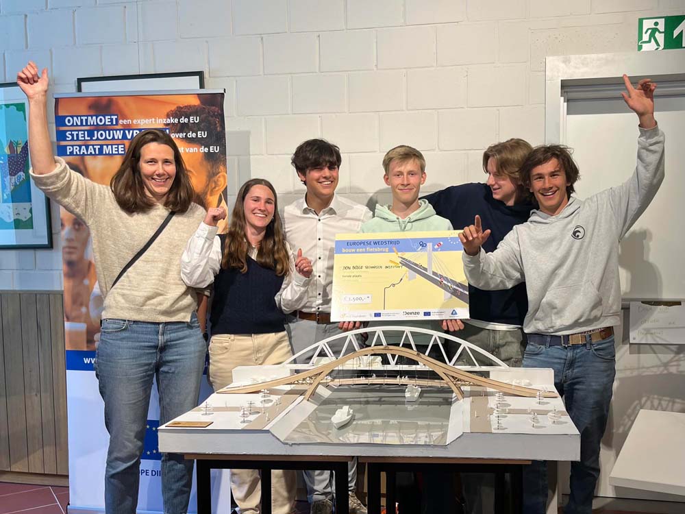 Prijswinnende brug leerlingen